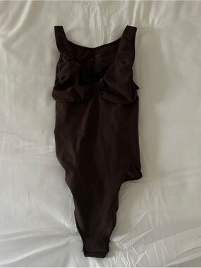 SKIMS Seamless Sculpt Scoop Neck Thong Bodysuit in Cocoa